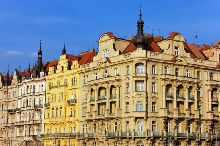 Zabytkowe kamienice we Wrocławiu podczas słonecznego weekendu.